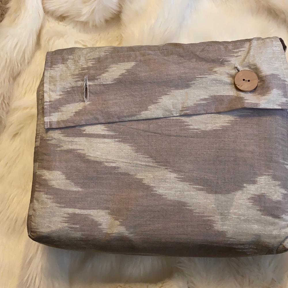 INK+IVY 3 Piece Reversible duvet cover (NEW)